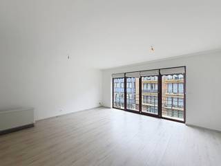 ANDERLECHT, vlakbij Westland Shopping en het openbaar vervoer, mooi gerenoveerd appartement met 2 slaapkamers van ± 84 m², gelegen op de 2e verdieping met lift. Het appartement is als volgt ingedeeld: inkomhal met inbouwkasten en wasmachineaansluiting, ruime woonkamer van ± 27 m², terras van ± 4 m² op het oosten, keuken (oven, inductiekookplaten, afzuigkap, koelkast, diepvriezer en vaatwasser), toilet, badkamer met dubbele wastafel, 2 slaapkamers (± 12 m² en ± 15 m²), waarvan één met inbouwkasten en een balkon van ± 2 m² op het westen, en een kelder. Alle oppervlakten zijn bij benadering. EPB: D-, 201 kWh/(m²/jaar). Direct beschikbaar. Raming servicekosten: 150 €/maand (gemeenschappelijke kosten). Verplichte parkeerplaats: 100 €/maand.