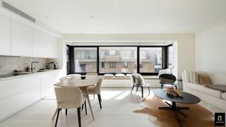 <span>Fantastisch gerenoveerd appartement met zijdelings zeezicht gelegen vlakbij de zee, de Kustlaan en de Approach Minigolf. Indeling: Inkomhal met gastentoilet. Lichtrijke woon- en eetkamer met zijdelings zeezicht. Moderne open keuken voorzien van alle apparatuur. 1ste ruime slaapkamer. 2de slaapkamer met stapelbedjes. De slaapkamers zijn voorzien van ingemaakte kasten. Badkamer met aansluiting voor wasmachine/droogkast. Privatieve kelder in de residentie. Meubels in de prijs. Interessante investering! Contacteer ons om een bezoek in te plannen. </span>