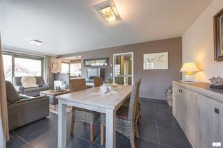 Lichtrijk hoekappartement met twee slaapkamers vlakbij het gemeentehuis van Middelkerke. Dit appartement op de eerste verdieping heeft rondom zonneterrassen met een open zicht. De volledig ingerichte keuken is halfopen en voorzien van een frigo, oven, vaatwas en keramische kookplaat. Er zijn 2 ruime slaapkamers met een dubbel bed en kleerkast.Twee badkamers, één met een douche en de tweede badkamer heeft een ligbad met dubbele lavabo.Het toilet is apart. Er is een berging met een aansluiting voor wasmachine. Bovendien is er de mogelijkheid tot een eigen gelijkvloerse garage met automatische poort, wat extra comfort en gemak biedt.Deze is op het Oudstrijdersplein gelegen en kan aangekocht worden aan 75.000 euroIdeaal voor wie op zoek is naar een praktische en lichte woonruimte met stijlvolle voorzieningen.