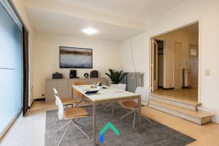 Ligging<br />Op slechts 250 meter van station Gent Sint-Pieters bevindt zich deze polyvalente kantoor- of winkelruimte met achterliggend gelijkvloers appartement. Dankzij de uitstekende ligging geniet het pand van een sterke visibiliteit en een vlotte bereikbaarheid met het openbaar vervoer. In de straat zijn er ruime mogelijkheden voor het stallen van fietsen en het parkeren van wagens. Bovendien beschikt het gebouw achteraan over een optioneel aan te kopen privé parkeerplaats voor het appartement.<br /><br />Indeling<br />Dit handelspand is bijzonder goed zichtbaar dankzij de grote vitrine en de rechtstreekse toegang vanaf de straat. Binnen beschikt u over een ruimte van circa 25 m², ideaal voor vrije beroepen, kleine kantoren of een gezellige winkel. De ruime hal vormt de verbinding tussen de professionele ruimte en het appartement. Hier bevinden zich ook een apart toilet en een gerenoveerde badkamer met douche, lavabo en handdoekradiator. Achteraan bevindt zich een ruime en lichtrijke woonkamer. Deze sluit enerzijds aan op de keuken, die uitkijkt op de binnenkoer, en anderzijds op de twee slaapkamers.<br /><br />Via de inkomhal zijn bovendien twee privatieve kelders toegankelijk, samen goed voor maar liefst 37,6 m² aan extra berg- en/of archiefruimte.<br /><br />Varia<br />Zowel de handelsruimte als het appartement bieden tal van mogelijkheden en zijn instapklaar. Op termijn is er nog ruimte voor optimalisaties, wat zich vertaalt in een EPC-label D. De ramen zijn reeds uitgerust met dubbel hoogrendementsglas en het platte dak boven de keuken werd recent geïsoleerd. De verwarming gebeurt op aardgas via een collectieve condensatieketel. Daarnaast is er een gemeenschappelijke fietsenberging aanwezig.<br />Mogelijkheid om een privé parkeerplaats optioneel aan te kopen. <br /><br />Troeven<br />* Polyvalente kantoor- of handelsruimte op toplocatie<br />* Instapklaar<br />* Grote vitrine voor maximale zichtbaarheid<br />* Optioneel aan te kopen privé parkeerplaats<br /><br />Benieuwd naar deze opportuniteit? Neem snel contact op met Ian voor een bezoek ter plaatse.<br />📞 0469 44 27 58<br />📧 ian@gentill.be