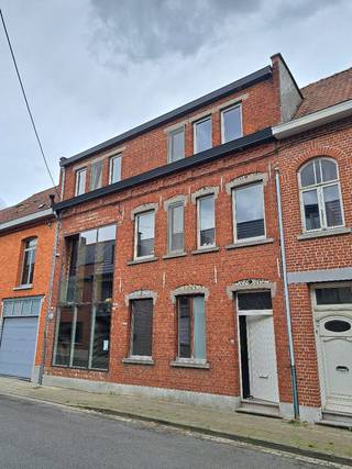 Karaktervol en lichtrijk herenhuis met zonnige tuin en vier slaapkamers<br /><br />Bij het betreden van deze prachtige woning word je meteen verwelkomd door een authentieke inkomhal die de charme en het karakter van het huis benadrukt. Dankzij de grote raampartijen over twee verdiepingen geniet de woning van een uitzonderlijke lichtinval.<br /><br />Op het gelijkvloers vormen de keuken, leefruimte en bureauruimte een aangenaam geheel. Daarnaast is er een gastentoilet aanwezig.<br /><br />De eerste verdieping beschikt over twee slaapkamers, een wasruimte en een apart toilet. Aansluitingen voor een douche zijn reeds voorzien. De ruime master bedroom van maar liefst 32 m² biedt tal van mogelijkheden en kan ook perfect ingericht worden als hobbyruimte, atelier of thuiskantoor.<br /><br />Op de tweede verdieping bevinden zich nog twee extra slaapkamers, een royale nachthal met mogelijkheid tot dressing en een ruime badkamer met toilet, wastafel en ligbad. Ook hier zijn aansluitingen voorzien voor de installatie van een douche.<br /><br />Verder beschikt de woning over een droge kelder van 18 m² en een praktische zolderruimte van 25 m².<br /><br />Buiten geniet je van een volledig omheinde, tuin met ruim terras en vijver. Daarnaast zijn er een carport, een ruime berging en twee private parkeerplaatsen achteraan. Via een poort achteraan de tuin is er directe toegang tot de Nieuwe Markt.<br /><br />Dit herenhuis werd in 2012 grondig gerenoveerd en is uitgerust met tal van moderne voorzieningen, waaronder centrale verwarming, zonnepanelen, een thuisbatterij en een regenwaterput.<br /><br />Troeven:<br />Grondig gerenoveerd in 2012<br />Vier volwaardige slaapkamers<br />Multifunctionele ruimte van 32 m²<br />Zuidgerichte, volledig omheinde tuin<br />Carport en twee parkeerplaatsen<br />Zonnepanelen en thuisbatterij<br />Regenwaterput<br />Centrale, uitstekend bereikbare ligging<br /><br />De vermelde vraagprijs van € 550 000 is een richtprijs. Kom kijken en doe je bod! Bezoekdagen op zaterdag 11 en zondag 12 juli tussen 10 en 18 uur. Contacteer ons om een tijdstip te reserveren.