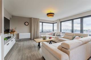Recent vernieuwd, gemeubeld appartement op de 8ste verdieping aan de jachthaven van Blankenberge. Hoek-woonkamer met prachtig panoramisch zicht op...