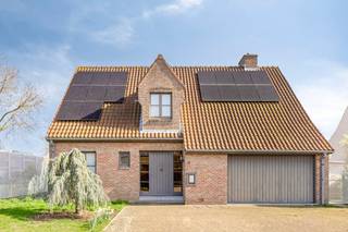 Cette villa de haute qualité est située dans la Westouterstraat au 11a 95ca. Avec un label EPC A, une surface habitable d'environ 330 m² et...