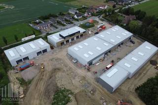 Nieuwbouw <strong>KMO-unit</strong> van<strong> 720 m²</strong> met <strong>300 m²</strong> casco <strong>kantoorruimte</strong> en 10 parkeerplaatsen te koop.<br />De loods met kantoor maakt deel uit van <strong>“Apollo”</strong>, een gloednieuw KMO-project bestaande uit diverse multifunctionele units vanaf 175 m² tot 720 m² (samenvoegbaar), waaronder enkele met kantoorverdieping.<br />Deze ontwikkeling ligt op <strong>minder dan 2 km</strong> van het op- en afrittencomplex van de <strong>E17 te Waregem</strong> – een absolute <strong>toplocatie</strong> voor ondernemers die belang hechten aan bereikbaarheid in een bedrijvige regio.<br /><br />De casco magazijnruimtes (brandklasse C) zijn opgebouwd uit een duurzame staalstructuur met combinatie van sandwichpanelen en afwerkingspaneel + geïsoleerde betonpanelen. Ze beschikken over een <strong>vrije hoogte van 6 meter</strong>, wat zorgt voor een optimaal gebruik van de ruimte. Elke unit is standaard uitgerust met een <strong>automatische sectionale poort</strong> (4 m B x 4,2 m H) met aparte toegangsdeur en bovenlicht, een lichtstraat met geïntegreerde RWA-koepel en een slijtvaste <strong>polybetonvloer </strong>(1T/m²). Tevens beschikt elke unit over een individuele regenwaterput van 15.000L.<br /><br />De <strong>casco kantoorruimte</strong> is gelegen op de 1ste verdieping en is voorzien van een gemeenschappelijke <strong>trappenhal met lift</strong>. De grote raampartijen zorgen voor veel natuurlijk lichtinval en zorgen voor een aangenaam werkklimaat.<br /><br />Per unit zijn er<strong> privatieve parkeerplaatsen voorzien</strong> (niet inbegrepen in de verkoopprijs). De loodsen met kantoor zijn ideaal voor uiteenlopende doeleinden zoals atelier, opslag en distributie met kantoor en/of showroom.<br /><br />De middelenverbintenis met betrekking tot de oplevering van blok 4 is gepland voor het <strong>eerste kwartaal van 2027</strong>. Grijp nu je kans en investeer in een toekomstgerichte werkomgeving op een toplocatie!<br /><br /><span><span>Contacteer <strong>PANORAMA B2B</strong> voor bijkomende (technische) inlichtingen, plannen of een vrijblijvend <strong>plaatsbezoek 056 222 256.</strong></span></span>