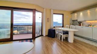 GEZELLIG & LICHTRIJK HOEKAPPARTEMENT MET 2 SLAAPKAMERS + GROOT ZONNETERRAS + ZIJDELINGS ZEEZICHT GELEGEN VLAKBIJ HET STRAND EN DE LEOPOLD I...