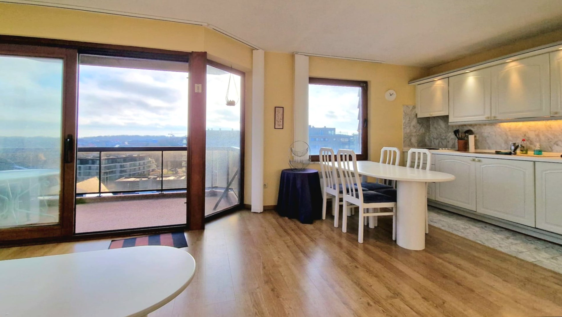 GEZELLIG &amp; LICHTRIJK HOEKAPPARTEMENT MET 2 SLAAPKAMERS + GROOT ZONNETERRAS + ZIJDELINGS ZEEZICHT GELEGEN VLAKBIJ HET STRAND EN DE LEOPOLD I ESPLANADE TE DE PANN - foto 3