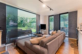 <p><span>Op zoek naar een nieuwe thuis of een interessante investering? Dit moderne, gelijkvloerse appartement met 1 slaapkamer combineert comfortabel wonen met een uitstekende ligging. Met twee privéterrassen, een eigen tuin, twee autostaanplaatsen én een afzonderlijke berging biedt dit appartement heel wat troeven!</span></p><p><span><br /></span><span>Indeling</span><span>: Inkomhal met apart toilet en bergruimte, ruime woonkamer met een open, volledig ingerichte keuken, slaapkamer en badkamer (voorzien van douche en wastafel). De woonkamer geeft toegang tot twee terrassen en een privé tuin. <br />Inclusief een autostaanplaats binnen, autostaanplaats buiten én een afzonderlijke berging</span></p><p><span>Troeven: </span></p><ul><li><span>Het appartement is gelegen in het centrum van Olsene, heel centraal nabij supermarkten, handelaars, horeca, scholen, invalswegen en autostrade (E17 Kruisem). </span></li><li><span>Modern, energiezuinig en instapklaar</span></li><li><span>Twee privatieve terrassen en een eigen tuin met Zuid-West en Zuid-Oost oriëntatie</span></li><li><span>Twee autostaanplaatsen inbegrepen: één ondergronds en één bovengronds </span></li><li><span>Afzonderlijke berging inbegrepen</span></li><li><span>Ideaal als eigen bewoning als aantrekkelijk als investering</span></li><li><span>vrij bij akte</span></li></ul><p><span> </span></p><p><span>Wens je meer informatie of plan je graag een bezoek? Contacteer Ellen via 0474 86 04 52 of <span>ellen@heritagevastgoed.be</span></span><span>.</span></p><p><span> </span></p><p><span>Info:</span></p><p><span> </span></p><ul><li><span>EPC: 101.24 kWh/m² jaar - label B</span></li><li><span>Stedenbouw: Vg - Wg - Gmo - Gvkr - Vv</span></li><li><span>Watertoets: Gebouwscore A | perceelscore A</span></li><li><span>De bovenvermelde bewoonbare oppervlakte betreft de bruto oppervlakte zoals vermeld in het EPC-attest</span></li></ul><p><span> </span></p><p><span> </span></p><p><span> </span></p>