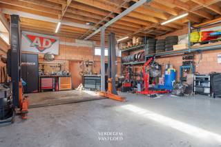 <p><span>Ligging<br /></span><span>Oosteeklo is c</span><span>entraal gelegen tussen Gent, Brugge, Antwerpen en de kust.<br />Deze woning met loods situeert zich op een uiterst bereikbare locatie, nabij het dorpscentrum, op wandelafstand van winkels en school.<br /><br /></span><span>Woning met 4 slaapkamers en loods van 100m²<br /></span><span>Dit is een perfecte eigendom om wonen en werk / hobby te combineren.<br />Een knappe, instapklare woning in combinatie met een loods van 100m² met automatische poort van 3m hoog.<br />Hier is er heel wat woon- en werkruimte!<br /><br />De woning betreed je via de inkomhal met gastentoilet, links meteen een bureau, rechts een handige berging / wasplaats.<br />De leefruimte is ruim met een zithoek en eetplaats en een grote ingerichte keuken.<br />Op de verdieping is er een nachthal, 3 slaapkamers, waarvan 1 met dressing, een badkamer met walk-in douche en bad en apart toilet.<br />Tenslotte een master slaapkamer op de tweede verdieping.<br /><br /></span><span>Loods van 100m²<br /></span><span>Een grote troef is de loods / magazijn van 100m², ideaal voor wie op zoek is naar een werkplaats.<br /><br /></span><span>Extra<br /></span><span>/ rolluiken<br />/ regenwaterput 15.000l<br />/ kelder<br />/ EPC A<br />/ elektriciteit conform<br /><br /></span></p><p><span>Troeven<br /></span><span>/ zeer bereikbaar<br />/ ideaal voor woon + werk<br />/ verrassend ruim met 4 slaapkamers<br />/ loods<br /><br /></span></p><p><span> </span></p>