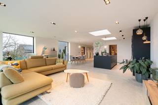 In de Valkenstraat te Brakel bevindt zich deze grondig gerenoveerde woning met strakke architectuur, waar comfort, technologie en...