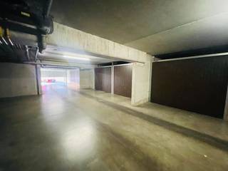 Brugge Sint-Michiels , ruime garagebox te koop in net gebouw.