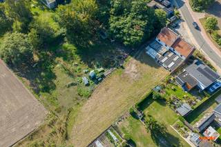Deze gesloten bebouwing is gelegen te Belzele nabij het centrum en maakt deel uit van vier te renoveren woningen. Dankzij de N9 heeft u een...