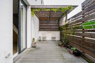 <p><span>Mooi, lichtrijk en recent 2 slaapkamer duplex appartement op de 2de &amp; 3de verdieping, gelegen op een super goede locatie in een rustige straat, vlakbij de Europese wijk. Compacte inkomhal met vestiairekast en apart toilet. Lichtrijke leefruimte met een volledig ingerichte keuken en eethoek. Terras aan de achterzijde. Op de bovenverdieping, een nachthal met apart toilet. Een 1ste slaapkamer met dressinghoek en aansluitende badkamer met douche en lavabo. Alsook een ruime master bedroom met balkon en een ensuite badkamer met ligbad en dubbele lavabo. Het appartement heeft ook een praktische bergzolder en private kelder. Ruime parking plaats mee aan te kopen (+ € 35.000). Zeer goede ligging, op wandelafstand van het openbaar vervoer, de Europese instellingen, Metro, winkels en restaurants.</span></p><p><span> </span></p>