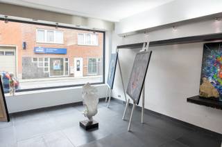 In de www.oostrozebekestraat24.be in Meulebeke stellen we jou graag deze vastgoedinvestering met twee ruime woonappartementen en...