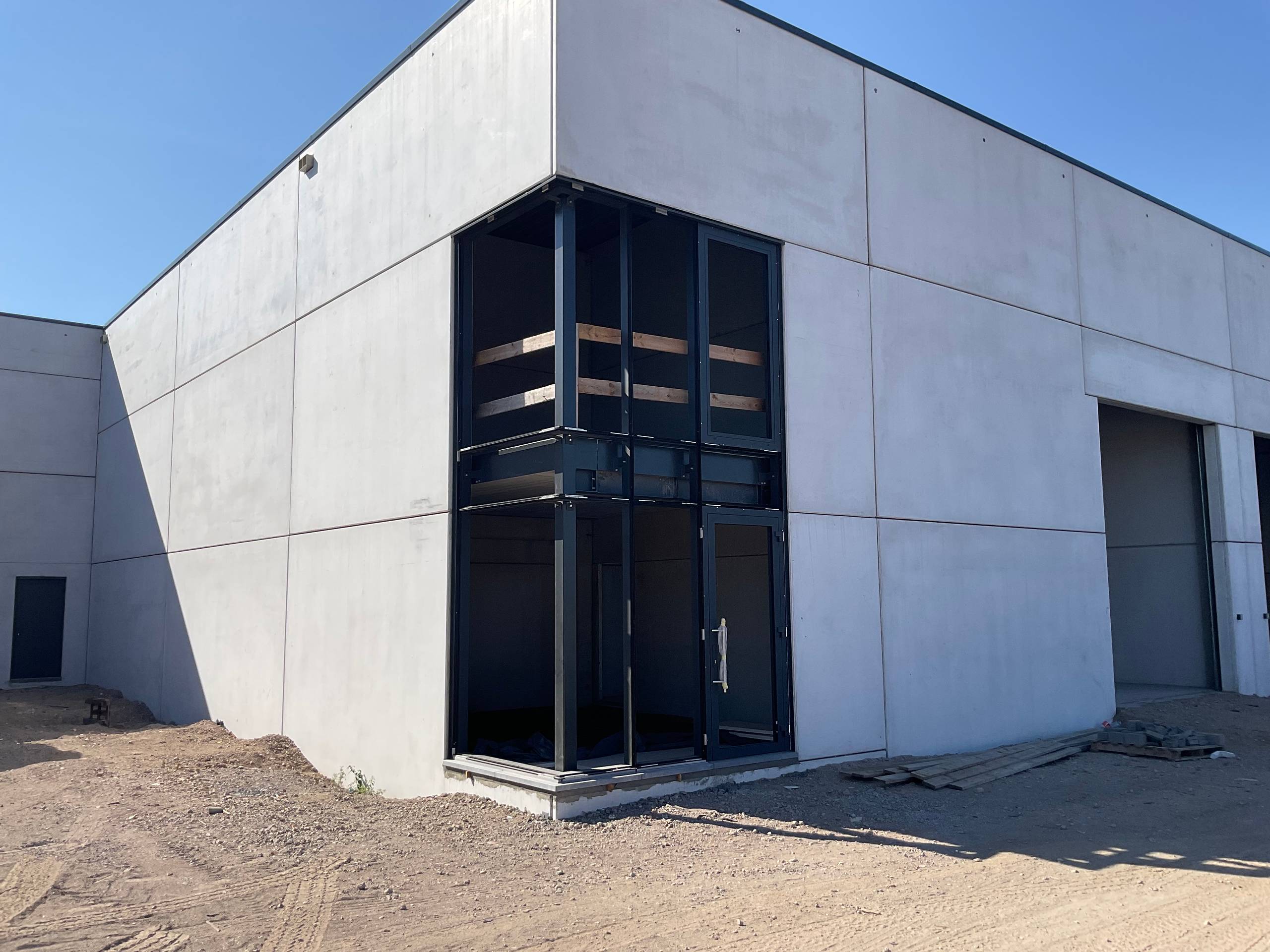 Nieuwe KMO units te huur in Waregem, gelegen langs de Gentseweg.

De units zijn in aanbouw en zullen afgewertk zijn in het najaar 2026.