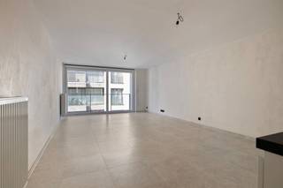 <p><span>Appartement 2 chambres de qualité et flambant neuf dans une petite résidence idéalement située à Blankenberge. </span></p><p><span>L'emplacement est vraiment parfait si vous souhaitez profiter de la mer, des restaurants et des magasins dans un rayon de 100 mètres. </span></p><p><span>Pièce à vivre orientée sud-ouest avec terrasse ensoleillée et vue latérale sur la mer. </span></p><p><span>La cuisine au style intemporel offre tout le confort moderne, des appareils électroménagers de qualité de la marque SMEG et de nombreux placards. </span></p><p><span>Un débarras pratique est attenant à la cuisine. </span></p><p><span>Le hall mène aux 2 chambres, à la salle de bains et aux toilettes séparées. </span></p><p><span>La chambre principale peut être aménagée avec un lit double confortable et une armoire. </span></p><p><span>La deuxième chambre est idéale comme bureau, chambre d'enfant ou dressing. </span></p><p><span>La salle de bains est équipée d'une douche à l'italienne, d'un lavabo avec meuble pratique et d'un sèche-serviettes.</span></p><p><span>Il y a des toilettes séparées. </span></p><p><span>Les interrupteurs modernes, les portes aux finitions élégantes, le carrelage facile d'entretien et le vidéophone sont des atouts appréciables.</span></p><p><span>L'appartement est chauffé au gaz avec une chaudière à condensation et bénéficie d'un certificat électrique vierge. </span></p><p><span>La résidence dispose d'un grand local à vélos et d'un local poubelles.  </span></p><p><span>Vous pouvez utiliser un débarras privé et profiter des 2 panneaux solaires attribués. </span></p><p><span>Vente sous le régime de la TVA.</span></p><p><span> </span></p>