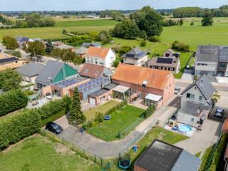 <p><strong>Twee woningen met garage en tuin te koop in Zemst</strong></p><p>Op zoek naar een unieke vastgoedkans met veelzijdige mogelijkheden? Deze voormalige boerderij werd omgevormd tot twee afzonderlijke woonheden, elk met een eigen garage, tuin en aparte inkom. Ideaal voor grote gezinnen, als kangoeroewoning of als investering. Beide wooneenheden zijn momenteel verhuurd, wat dit pand bijzonder interessant maakt voor investeerders op zoek naar direct rendement.</p><p>Gelegen in een rustige, groene en residentiële buurt aan de rand van Zemst. Dankzij de vlotte verbindingen met invalswegen en de nabijheid van openbaar vervoer is deze ligging perfect voor wie houdt van landelijk wonen met een goede bereikbaarheid. Scholen, winkels en andere voorzieningen zijn vlot bereikbaar.</p><p>Eén van de woningen heeft een EPC score C en de andere een EPC score D.</p><p><br /></p><p><strong>Troeven:</strong></p><ul><li>Boerderij omgevormd tot 2 ruime woningen.</li><li>Elk met eigen tuin en garage.</li><li>Momenteel volledig verhuurd.</li><li>Geschikt als tweewoonst, kangoeroewoning of investering.</li><li>Gelegen in rustige, groene omgeving.</li><li>Zolder van 84 m² en meerdere leefruimtes.</li><li>Weide inbegrepen.</li></ul><p><strong>Meer info? Contacteer Selena Perez y Latorre via +32 2 335 11 13.</strong></p>