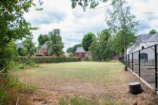 <p>Mooi perceel bouwgrond - 10a 32ca - perceelbreedte 20m - voor open bebouwing (Lot 3a op het verkavelingsplan) of een meergezinswoning, gelegen aan de dorpsrand van Meerhout.<br />Deze bouwgrond is tevens bereikbaar via de achterliggende weg.<br /><br />Gelegen in een rustige en residentiële woonomgeving combineert deze bouwgrond de charme van groen wonen met een uitstekende bereikbaarheid. Winkels, scholen, openbaar vervoer en het centrum van Meerhout bevinden zich op korte afstand, terwijl er eveneens een vlotte verbinding naar de E313 en omliggende gemeente Geel - Mol is.<br /><br />Deze bouwgrond is bestemd voor open bebouwing en biedt alle mogelijkheden om een stijlvolle vrijstaande gezinswoning te realiseren met een mooie tuin.<br /><br />Extra troef is dat volgens het geldende woonomgevingsplan, onder voorbehoud van een omgevingsvergunning en de geldende stedenbouwkundige voorschriften, ook de realisatie van een tweegezinswoning tot de mogelijkheden behoord. Dit maakt het perceel bijzonder interessant voor:</p>

<ul>
	<li><span>ouders en kinderen die dicht bij elkaar willen wonen; </span></li>
	<li><span>een kangoeroewoning of zorgwoning; </span></li>
	<li><span>investeerders die twee ruime woonentiteiten wensen te realiseren; </span></li>
	<li><span>kopers die wonen en verhuren willen combineren. </span></li>
</ul>

<p>Het woonomgevingsplan en verkavelingsvoorschriften voorzien bovendien aantrekkelijke bouwmogelijkheden voor open bebouwing, met onder meer een ruime bouwdiepte, royale bouwhoogtes en voldoende ruimte voor garage, carport en bijgebouwen, steeds met aandacht voor een kwalitatieve en groene woonomgeving.<br /><br />Oppervlakte: 10a 32ca<br />Perceelbreedte: 20 m<br />Perceeldiepte: 52,88 m links en 44,17 m rechts<br />Oriëntatie: NO<br /><br /><strong>Droom jij ervan om hier jouw eigen woning te realiseren?</strong><br />Neem vandaag nog contact met ons op voor alle informatie of een persoonlijk gesprek via info@sublimmo.be of bel ons op 014 84 83 69.</p>