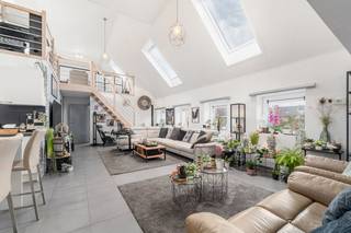 Stijlvol loftappartement met mezzanine en 2 slaapkamers – centrum Lokeren<br /><br />Dit uniek loftappartement combineert ruimte, licht en karakter op een prachtige manier. Dankzij de hoge plafonds en grote dakramen geniet je van een uitzonderlijk gevoel van openheid en veel natuurlijk licht.<br /><br />De ruime leefruimte met moderne open keuken vormt het hart van het appartement. De gezellige zithoek sluit naadloos aan bij de mezzanine, die perfect kan dienen als bureau, hobbyruimte of ontspanningshoek.<br /><br />Verder beschikt het appartement over 2 volwaardige slaapkamers, een stijlvolle badkamer en praktische bergruimte.<br /><br />Troeven:<br />Uniek loftgevoel met hoge plafonds<br />Grote dakramen en veel lichtinval<br />Moderne open keuken<br />Gezellige mezzanine<br />2 slaapkamers<br /><br />Instapklaar en perfect onderhouden<br /><br />Gelegen in het centrum van Lokeren, op wandelafstand van winkels en station<br />Een ideaal appartement voor wie houdt van ruimte, licht en een moderne loftsfeer.<br /><br />Bel vandaag nog voor een bezoek: 09/348.37.19 - of mail debby@woonbureau.eu