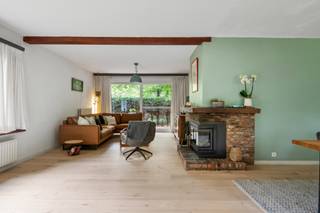 Instapklare en ruime gezinswoning met 5 slaapkamers, volledig afgewerkte zolderverdieping, garage en prachtige tuin.We betreden de woning via een...