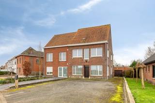 <span><span>Langs de Sint Jansstraat, de baan tussen <strong>Staden </strong>en Sleihage, bieden we u deze interessante, <strong>ruime en polyvalente woning met 3 slaapkamers </strong>aan. Centraal gelegen en bovendien op slechts 5 minuten rijden van Roeselare. Deze <strong>halfopen bebouwing</strong> situeert zich op een <strong>zongericht perceel van 1.010 m²</strong> en biedt u een overvloed aan ruimte. Zo beschikt de woonst over een bruikbare vloeroppervlakte van <strong>237 m²</strong> en kan men gebruik maken van een <strong>garage of opslag- of werkplaats van ca. 60 m²</strong>. <br />Het pand leent zich tevens prima voor al wie mogelijk een beroepsactiviteit wenst uit te oefenen. Zo is er vooraan een polyvalente ruimte voorzien. Deze ruimte kan dienst doen als kantoor, praktijkruimte, winkel, etc..., maar uiteraard ook als bureel, hobbykamer of gelijkvloerse slaapkamer. Op heden zijn er 3 slaapkamers, maar de <strong>grote dakverdieping</strong> biedt plaats genoeg om nog 1 tot 2 extra slaapkamers in te richten.<br />Actueel wordt er verwarmd op aardgas (kachel) en accumulatie. De ramen zijn grotendeels vernieuwd in 2013 (PVC, dubbele beglazing). Het dak is tevens geïsoleerd (12 cm). Overigens kan men gebruik maken van krachtstroom (400V), en is men uitgerust met dag- en nachttarief + uitsluitend nachttarief (400V). Tot slot vermelden we nog dat er een regenwaterput aanwezig is.<br /><br /><u>De indeling van de ruimtes is als volgt:</u><br />Gelijkvloers: leefruimte opgedeeld in zitkamer en eetkamer gescheiden met een dubbele deur (wegneembaar) -<strong> polyvalente ruimte </strong>- traphal - afzonderlijke, ingerichte keuken - toegang tot droge kelder - veranda en wasplaats.<br />Eerste verdieping: trap- en nachthal - berging - slaapkamer 1 - slaapkamer 2 - slaapkamer 3 - badkamer.<br />Tweede verdieping: zeer ruime dakverdieping toegankelijk met uitschuifbare trap via de nachthal.<br />Exterieur: <strong>grote oprit geschikt voor meerdere wagens</strong> - inrit naar garage - buitentoilet - afzonderlijke garage met werkplaats en/of opslagruimte - grote, diepe achtertuin.<br /><br /><u>Enkele troeven:</u></span></span>
<ul>
<li><span><span>Centraal gelegen en met goede verbinding naar Staden en Roeselare;</span></span></li>
<li><span><span>Aan ruimte en potentieel geen gebrek;</span></span></li>
<li><span><span><strong>Mogelijkheden tot het inrichten van extra slaapkamers</strong>;</span></span></li>
<li><span><span><strong>Polyvalente ruimte geschikt voor beroepsmatige doeleinden</strong>;</span></span></li>
<li><span><span><strong>Afzonderlijke garage, werkplaats of opslagruimte van ca. 60 m²</strong>.</span></span></li>
</ul>
<span><span>Wenst u meer informatie? Of graag een bezoek ter plaatse? Bel Diksimmo op het nummer 051 50 11 51 of mail naar diksmuide@diksimmo.be.</span></span>