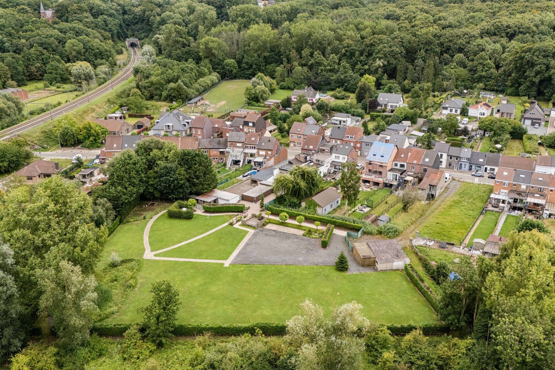 Handelswoning met ruime parking en prachtige parktuin - foto 1