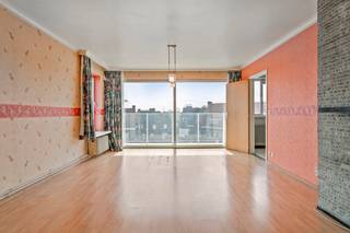 Op te frissen appartement met drie slaapkamers, ideaal voor wie zijn woning naar eigen smaak wil moderniseren. Het appartement beschikt over een praktische indeling en biedt tal van mogelijkheden om er een comfortabele thuis van te maken. Dankzij de drie volwaardige slaapkamers is er voldoende ruimte voor een gezin, een bureau of hobbykamer.Extra troef is de mogelijkheid om een garagebox mee aan te kopen, wat zorgt voor extra parkeergemak en bijkomende bergruimte. Een interessante opportuniteit voor zowel eigen bewoning als investering.INDELING- praktische inkomhal- lichtrijke leefruimte met verzicht- keuken met afzonderlijke bergruimte- 3 slaapkamers- afzonderlijk toilet- badkamer met ligbad en wastafel- kelderbergingMogelijkheid tot het mee aankopen van een garagebox bij de residentie.De voorbije jaren werd er reeds geïnvesteerd in de modernisering van de lift, de terrassen, de balustrades, het schrijnwerk en het dak van de residentie. Hierdoor zijn er momenteel geen grote kosten meer voorzien binnen het gebouw.Kortom, dit appartement is zowel ideaal om er zelf een gezellige thuis van te maken als een interessante opportuniteit voor wie op zoek is naar een rendabele investering!Wens je meer info of een bezoek? Neem dan snel contact op met Mathias via 0472 18 39 90 of mathias.lauwyck@dewaele.com!Bestuursmaatregelen in het maatregelenregister: nee