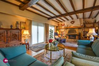 <p><span>Statige villa met 3 slaapkamers op een ruim perceel in Hever</span></p><p><span> </span></p><p><span>Ben je op zoek naar een ruime villa met tal van mogelijkheden dewelke centraal gelegen is tussen Mechelen en Leuven? Dan is dit precies wat je zoekt!</span></p><p><span> </span></p><p><span>Je betreedt de woning via een inkomhal die je meteen toegang geeft tot de riante woonkamer. Dankzij de royale oppervlakte richt je hier moeiteloos een gezellige leefruimte in én kan je een aparte bureauruimte creëren indien gewenst, ideaal voor thuiswerk.</span></p><p><span> </span></p><p><span>De keuken sluit aan op de eetkamer, waar je geniet van fijne momenten met familie en vrienden. Aansluitend vind je een grote veranda met een apart toilet. Dit is dé perfecte plek om in het tussenseizoen te ontspannen terwijl je geniet van het prachtige zicht op de tuin.</span></p><p><span> </span></p><p><span>Op de bovenverdieping beschik je over drie volwaardige slaapkamers, waarvan de master bedroom voorzien is met ingemaakte kasten. De twee badkamers zorgen voor extra comfort voor het hele gezin. Daarnaast is er nog een kleinere kamer die je perfect kan inrichten als bureau, dressing of extra bergruimte.</span></p><p><span> </span></p><p><span>Buiten word je verrast door een zeer grote, aangelegde tuin waar je in alle rust kan genieten. Verder is er nog een aparte garage en een praktische tuinberging aanwezig.</span></p><p><span> </span></p><p><span>Zie jij jezelf hier al thuiskomen? Contacteer ons vandaag nog en ontdek de mogelijkheden van deze ruime woning.</span></p><p><span> </span></p><p><span>015 20 36 00 - info@domoxim.be</span></p><p><span> </span></p><p><span>domoXim. Waar dromen thuis komen!</span></p><p><span> </span></p><p><span>Benieuwd naar de waarde van je </span><span>eigen</span><span> woning? Wij geven je graag advies.</span></p><p><span> </span></p><p><span>Dit pand is onderworpen aan de renovatieverplichting van de Vlaamse overheid voor residentiële gebouwen (behoudens bij sloop binnen 6 jaar na de aankoop). Consulteer voor meer informatie de website van het Vlaams Energie- en Klimaatagentschap via https://www.vlaanderen.be/een-huis-of-appartement-kopen/renovatieverplichting-voor-residentiele-gebouwen</span></p>