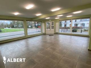 Het handelspand (voormalige krantenwinkel) beschikt over 74 m² commerciële ruimte, 3 parkeerplaatsen en een opslagruimte in de kelder van 33...