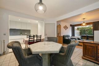 <p><span><strong><u>Instapklare gezinswoning met 3 slaapkamers nabij het centrum</u></strong></span></p><p><span><span> </span></span></p><p><span><span>Dit betreft een rustig gelegen open bebouwing met 3 slaapkamers, inpandige garage en lichtrijke leefruimtenabij het centrum van Beveren.</span></span></p><p><span><span>De woning bevindt zich op een steenworp van het centrum alsook alle winkels, openbaar vervoer en scholen in Beveren.</span></span></p><p><span><span>De inpandige garage, de lichtrijke leefruimte &amp; de uitstekende locatie met een zeer vlotte bereikbaarheid via de lokale invalswegen zijn slechts enkele van de vele troeven die deze woning te bieden heeft.</span></span></p><p><span><span> </span></span></p><p><span><strong>INDELING</strong></span></p><p><span><span> </span></span></p><p><span><span><u>Gelijkvloers:</u></span></span></p><p><span><span>Inkomhal met apart toilet en vestiaire.</span></span></p><p><span><span>Leefruimte met toegang tot de veranda.</span></span></p><p><span><span>Recent gerenoveerde open keuken voorzien van een inductiekookplaat, ijskast, </span></span><span><span>Quooker-kraan, oven en microgolf</span></span><span><span>.</span></span></p><p><span><span>Aansluitende berging met voorziening voor oa. wasmachine, droogkast en vaatwasmachine.</span></span></p><p><span><span>Inpandige garage voorzien van een sectionaalpoort.</span></span></p><p><span><span>Ruime oprit voor 3 wagens.</span></span></p><p><span><span>Aangename &amp; omheinde tuin met privacy.</span></span></p><p><span><span> </span></span></p><p><span><span><u>1e verdieping:</u></span></span></p><p><span><span>3 slaapkamers (17m², 16m² &amp; 18m²).</span></span></p><p><span><span>Recent gerenoveerde badkamer voorzien van een inloopdouche, ligbad, toilet &amp; lavabomeubel.</span></span></p><p><span><span> </span></span></p><p><span><span><u>Zolder:</u></span></span></p><p><span><span>Toegankelijk via zolderluik.</span></span></p><p><span><span> </span></span></p><p><span><strong> </strong></span></p><p><span><strong>EXTRA</strong></span></p><p><span><span>Bouwjaar 1987.</span></span></p><p><span><span>Dubbele beglazing PVC (2018).</span></span></p><p><span><span>9 zonnepanelen aanwezig (335Wp/stuk).</span></span></p><p><span><span>Centrale verwarming via condensatieketel en airco.</span></span></p><p><span><span>Elektriciteit niet conform.</span></span></p><p><span><span>Aangename woonsfeer met veel lichtinval.</span></span></p><p><span><span>Rustig doodlopende woonwijk.</span></span></p><p><span><span>Vlotte mobiliteit in &amp; rondom Beveren.</span></span></p><p><span><span>Uitstekend gelegen op wandelafstand van winkels, scholen &amp; openbaar vervoer.</span></span></p><p><span><span>Vlotte verbindingsmogelijkheden via E34 (Antwerpen-Gent) &amp; lokale invalswegen.</span></span></p><p><span><span> </span></span></p><p><span><span>EPC: 249 kWh/m² - label C</span></span></p><p><span><span>Wg - Gv - Gvv - Gvkr - Gdv</span></span></p><p><span><span> </span></span></p>