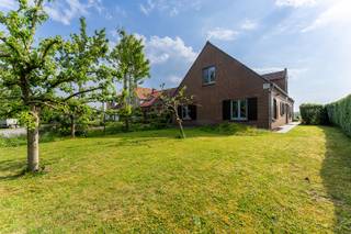 Wie rustig en ruim wil wonen (309m² bewoonbare oppervlakte), moet deze woning zeker eens komen bekijken.<br />Deze woning is gelegen in het landelijke Houtave, een deelgemeente van Zuienkerke, en geniet van een prachtig uitzicht op de tuin en de omliggende natuur.<br /><br />Rustig gelegen maar toch goede bereikbaarheid: op 7 minuten rijden van de A11 (richting Knokke of E40), op 10 minuten van Brugge, op 7 minuten rijden van de kust, op 15 minuten van Oostende<br /><br />De woning bevindt zich bovendien op een ruim perceel, wat zorgt voor extra privacy, tal van mogelijkheden en een aangenaam gevoel van openheid.<br />Daarnaast beschikt de woning over een ruime oprit en een dubbele garage.<br />De leefruimtes zijn ruim en praktisch ingedeeld.<br />Zo beschikt de woning over een ruime inkomhal met apart toilet en vestiaire, een lichtrijke woonkamer, een aparte, grote keuken met aansluitend een ruime berging, een badkamer, vier slaapkamers, een extra polyvalente ruimte die verder kan worden ingericht en een grote zolder.