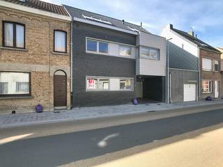 Lichtrijk gelijkvloers appartement met 2 slaapkamers te huur in Middelkerke, gelegen te Spermaliestraat 48 in een rustige, kleinschalige residentie. Het appartement geniet van een ruime, lichtrijke leefruimte en een groot, zonnig terras op het zuidwesten. Inclusief staanplaats achteraan gebouw!<br /><br />Indeling:<br />- inkomhal<br />- ruime leefruimte<br />- groot terras<br />- geïnstalleerde open keuken<br />- berging<br />- apart toilet<br />- badkamer met inloopdouche en lavabomeubel<br />- slaapkamer 1<br />- slaapkamer 2<br /><br />troeven:<br />- centrale locatie!<br />- recent appartement<br />- zonnig terras<br />- inclusief staanplaats!<br />- geen lift = lage syndicuskosten<br /><br />Algemene kosten: € 25,00 per maand<br /><br />Het appartement is onmiddellijk beschikbaar.<br /><br />Bent u geïnteresseerd in dit pand te huur in Middelkerke? Ga naar de website www.dewaele.com, klik op het pand dat je wenst te huren. Via de rode knop "vraag je bezoek aan" vragen we u kort een profiel in te vullen. Daarna nemen we contact op voor een bezoek. Telefonisch kunnen er geen afspraken gemaakt worden.