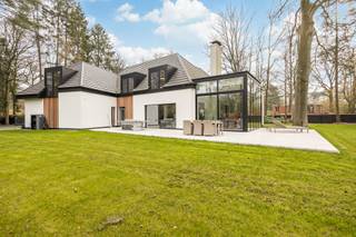 <p>Deze high-end vernieuwbouwvilla werd tot op het bot gestript en volledig heropgebouwd<br />met oog voor detail en duurzaamheid. Alle bestaande structuren werden verwijderd tot op<br />de ruwe bouwschil, inclusief vloeren, technieken en afwerkingen, waardoor een<br />totaalrenovatie van uitzonderlijk niveau mogelijk werd.<br />Bij de heropbouw werd resoluut gekozen voor de meest performante en toekomstgerichte<br />oplossingen op het vlak van energie-efficiëntie. Dankzij doorgedreven isolatie,<br />hoogrendementsglas, geavanceerde technieken en een doordachte materiaalkeuze voldoet<br />de woning aan de strengste hedendaagse energienormen.<br />Het resultaat is een luxueuze, instapklare villa waar esthetiek en comfort hand in hand gaan<br />met een uiterst laag energieverbruik, een duurzame investering met oog op de toekomst.<br /><br />Indeling:<br />Inkomhal met vestiaireruimte en gastentoilet.<br />Aansluitend bevindt zich een polyvalente ruimte die perfect kan worden ingericht als bureau<br />of tv-kamer, evenals een ruime eetkamer.<br />De royale leefruimte wordt gekenmerkt door veel natuurlijke lichtinval en heeft een prachtig<br />zicht op de tuin. De eetkamer met polyvalente ruimte, het salon en de open vloeien<br />harmonieus in elkaar over. De polyvalente ruimte kan perfect dienst doen extra tv-<br />kamer/zithoek/speelhoek ….. De open, hypergeïnstalleerde keuken bevindt zich in een<br />elegante glazen uitbouw en is uitgerust met hoogwaardige, energiezuinige toestellen die<br />perfect aansluiten bij het totaalconcept van de woning.<br />Verder beschikt de woning over een dubbele inpandige garage en een berging.<br /><br />Verdieping 1<br />Overloop met toegang tot de master bedroom met en-suite badkamer en voorzien van een<br />ruime inloopdouche, dubbele wastafel en ligbad, ruimte voor een dressing en met een<br />panoramisch zicht op de tuin.<br />Daarnaast een tweede slaapkamer met eigen douchekamer en dubbele wastafel. Verder zijn<br />er nog twee ruime slaapkamers die samen gebruik maken van een derde badkamer met<br />inloopdouche en enkele wastafel. Tot slot is er ook een apart toilet en een praktische<br />wasruimte.<br /><br />Terras en tuin<br />De woning is omgeven door een grote tuin met een ruim zonneterras. Bovendien is er de<br />mogelijkheid tot het aanleggen van een zwembad.<br /><br />Bijzonderheden<br />Totaalrenovatie en heropbouw met focus op kwaliteit en energie-efficiëntie, hoogwaardige<br />afwerking en talrijke maatwerkoplossingen, vloerverwarming (warmptepomp), maximale<br />lichtinval, regenwaterput en zonnepanelen, EPC 67 kWh/m2 - label A - UC 0003661467, Vg-<br />Wp-Vv-Gvkr-Gmo-Gworg<br />Verkoop onder registratierechten.</p>