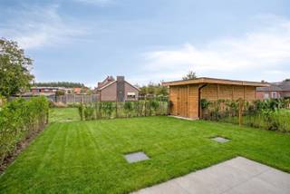 <h1><span>Instapklare BEN-woning met A++ in Residentie De Knok te Eine</span></h1><p><span><br />Modern wooncomfort, energiezuinig wonen én een uitstekende ligging. <br /><br /></span></p><p><span>Deze instapklare </span><span>BEN-nieuwbouwwoning met A++-energielabel</span><span> is ideaal voor gezinnen die op zoek zijn naar ruimte, comfort en een energiezuinige woning.</span></p><p><span>Bij het binnenkomen beschikt de woning over een inkomhal met toilet. </span></p><p><span>De </span><span>lichtrijke leefruimte</span><span> sluit aan op de ingerichte keuken en biedt bovendien toegang tot een </span><span>grote berging</span><span>. </span></p><p><span>Aansluitend is er een polyvalente ruimte die perfect dienst kan doen als </span><span>thuisbureau, hobbyruimte of speelkamer voor de kinderen</span><span>.</span></p><p><span>Op de verdieping bevinden zich </span><span>vier ruime slaapkamers</span><span>, een praktische berging, een afzonderlijk toilet en een badkamer uitgerust met douche en lavabo.</span></p><p><span>Ook buiten geniet je van heel wat comfort. De woning beschikt over een </span><span>aangelegde privatieve tuin</span><span>, ideaal om te ontspannen of gezellig te genieten met het gezin. </span></p><p><span>Daarnaast is er een </span><span>fietsenberging/tuinhuis</span><span> voor extra opbergruimte.</span></p><p><span> </span></p><p><span>Extra troeven: </span><span><br />Vloerverwarming met koeling op beide verdiepen.<br />Mogelijkheid tot uitbreiding domotica.<br />Voorziening voor laadpaal parkeerplaats mogelijk.</span></p><h3><span>Uitstekende ligging</span></h3><p><span>De woning is </span><span>gunstig gelegen in Eine</span><span>, op slechts enkele kilometers van het centrum van </span><span>Oudenaarde</span><span>. Winkels, scholen en dagelijkse voorzieningen bevinden zich vlot in de omgeving. </span></p><p><span>Ook voor pendelaars is de ligging bijzonder interessant, met zowel het </span><span>station van Eine als het station van Oudenaarde</span><span> binnen handbereik.</span></p><p><span>Dankzij de nabijheid van de </span><span>N60 richting Gent en Ronse</span><span> geniet je bovendien van een vlotte verbinding naar de omliggende steden en gemeenten.</span></p><p><span> </span></p><ul><li><span>Aankoop mogelijk aan 6% btw onder bepaalde voorwaarden</span></li></ul><p><span>Prijs exclusief belastingen.<br />Foto's interieur aangepast met AI</span></p><p><span> </span></p><p><span>Maak je afspraak via jurgen@immodhondt.be</span></p>