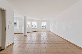 Interesting yield property consisting of 2 apartments, a commercial ground floor and a garage/warehouse, conveniently located in the center of...