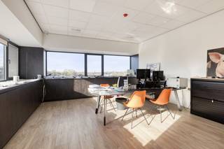 Kantoor van ca. 560 m² te huur, verdeeld over twee verdiepingen. Dankzij de centrale ligging geniet het pand van een uitstekende bereikbaarheid...