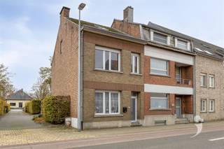 Deze ruime stadswoning werd recent volledig opgefrist.We betreden de woning via de inkomhal en komen zo binnen in de lichtrijke leefruimte met...