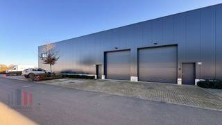 KMO-unit van 216 m² op toplocatie nabij A12.Deze opslagruimte met een vrije hoogte van 6 m is toegankelijk via een automatische sectionale poort (4 m...