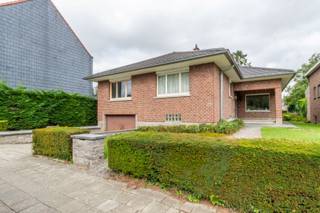 Een zeer degelijk gebouwde villa met ruime tuin gelegen in een rustige straat te Beersel, Lot, vlakbij scholen en openbaar vervoer.Op het...