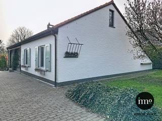 Lennik : Habiter dans un EMPLACEMENT DE PREMIER CHOIX, à DISTANCE DE MARCHE du CENTRE DU VILLAGE et entouré de VERDURE. Cette CHARMANTE maison combine CALME, ESPACE et ACCESSIBILITÉ, avec de magnifiques ITINÉRAIRES DE PROMENADE et DE VÉLO dans l’environnement DIRECT et des écoles facilement accessibles à vélo. <br />Le séjour LUMINEUX offre une VUE SPLENDIDE sur le JARDIN À COUPER LE SOUFFLE, un véritable havre de paix et d’intimité. <br />La maison dispose actuellement de 3 CHAMBRES et 1 salle de bain au rez-de-chaussée, avec possibilité d’EXTENSION vers une QUATRIÈME CHAMBRE ou un bureau. En outre, il y a une cuisine ÉQUIPÉE, un débarras PRATIQUE et un garage. <br />En d’autres termes, une maison pleine de CHARME et de POTENTIEL dans un EMPLACEMENT EXCEPTIONNEL. +++ EPC 'D' ou 330 +++