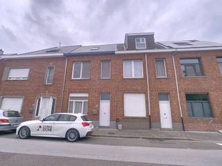 Te huur in Mechelen: een volledig gerenoveerde woning op een uitstekende locatie.De woning verwelkomt je op het gelijkvloers met een inkomhal die...