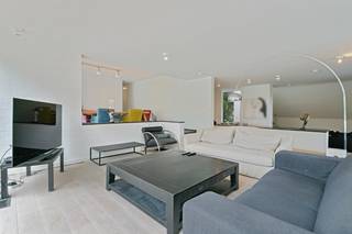 Moderne villa gelegen op 100m van het centrum van Bilzen, Wijsstraat 1.<br /><br />Unieke locatie op een boogscheut van het marktplein van het bruisende Bilzen, shoppingstad gekend om haar gezellige terrasjes.<br />De villa is gelegen in een mooie groene omgeving vlakbij het stadspark en het natuurdomein De Katteberg. Ook sport- en cultuurfaciliteiten bevinden zich vlakbij met cultureel centrum De Kimpel, het stedelijk zwembad en een befaamde tennis- en padelclub.<br />Alle belangrijke invalswegen zijn vlot bereikbaar op korte afstand, de autosnelweg bevindt zich op 1,5km.<br /><br />Kortom, alle faciliteiten binnen handbereik, in het centrum van Bilzen en dit in een groene en rustige omgeving!<br /><br />Deze riante villa met praktijkruimte is gelegen op een omheind perceel van 17A65CA en biedt een bewoonbare oppervlakte van 440m².<br /><br /><br />Deze villa met een doordachte architectuur diverse invulmogelijkheden voor vrij beroep, kantoor, duowoonst,...<br />De woning telt 5 slaapkamers en is volledig onderkelderd. In de zuidgeoriënteerde tuin is er een ruim openluchtzwembad.<br /><br />De aangename lichtinvallen, de verbondenheid tussen alle vertrekken via open toegang en de ruimtelijkheid zorgen voor een uiterst aangename woonbeleving.<br /><br />De woning (340m²) is op het gelijkvloers ingedeeld met een centrale inkomhal met open toegang tot alle leefvertrekken. Hier tref je een luxueus afgewerkt gastentoilet. Via de leefruimte en de keuken is er rechtstreeks toegang tot de binnentuin met zwembad. De leefruimte omvat een harmonieus geheel van zitruimte, TV-ruimte met ingebouwde haard, bureelhoek en eetkamer. Aansluitend is er een hedendaagse ingerichte keuken met keukeneiland afgewerkt in Corian.<br />Verder vind je op deze verdieping een praktische wasruimte, 2 bergruimten en een inpandige garage voor 2 wagens.<br /> <br />Op de verdieping zorgen diverse overdekte patio's voor een zeer lichtrijke nachthal. Hier zijn er 5 slaapkamers, 2 ingerichte trendy badkamers en een linnenkamer.<br /><br />Een lange hal voorzien van aangebouwde kastenwand verbindt de woning met de praktijkruimte (100m²). Deze is ingedeeld met een aparte inkomhal, een gastentoilet, een leefruimte, een volledig ingerichte moderne keuken en een berging.<br /><br />De woning is volledig onderkelderd met een CV-ruimte, diverse bergruimten en kruipkelders.<br /><br />Het zwembad van maar liefst 14m x 6m is voorzien van 2 inspuitfonteinen en werd rondom afgewerkt stijlvolle natuursteen.<br /><br />Het perceel is volledig omheind en omhaagd en biedt de bewoners maximale privacy. Veiligheid wordt gegarandeerd door de 6 buitencamera's en een alarmsysteem. Aan de voor- en achterzijde is er een automatische toegangspoort.<br /><br />Enkele van de voornaamste troeven van deze unieke woning zijn:<br /><br />- Zeldzame locatie nabij het centrum van Bilzen, vlakbij voornaamste invalsweg, cultureel centrum De Kimpel en het sportcentrum. En dat alles in een groene omgeving vlakbij natuurdomein De Katteberg.<br />- Ruim perceel van 17A65CA, zuid georiënteerd.<br />- Hedendaagse exclusieve villa met 5 slaapkamers.<br />- Prakrijkruimte biedt invulmogelijkheid voor vrij beroep, kantoor, duowoonst,.. Aparte toegang, voldoende parkeermogelijkheid zowel op het perceel als op de naastgelegen publieke parking.<br />- Woning is deels gerenoveerd aan de binnenzijde: reeds nieuwe keuken/sanitair/verwarming/parketvloer aanwezig. Alle binnendeuren worden vervangen door plafondhoge deuren. <br />- Met ruim openluchtzwembad, .<br /><br />Voor meer info of een bezoek ter plaatse, contacteer ons op 0473 79 29 30 of mail naar luc@vestio.com<br /><br /><br /><br /><br /><br /><br /><br /><br /><br /><br /><br /><br /><br /><br />