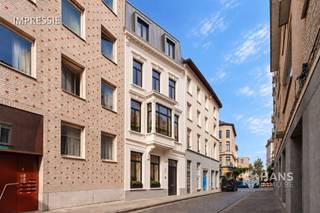 <p><span>Predikerinnenstraat 2 - Antwerpen (2000)</span></p><p><span> </span></p><p><span>Uniek renovatieproject met vergunde plannen in hartje Antwerpen (2000).</span></p><p><span>Op een toplocatie tussen het historische stadscentrum en het Eilandje, wacht deze karaktervolle herenwoning in de Predikerinnenstraat op een nieuw hoofdstuk. Een uniek renovatieproject waarbij één grote stap alvast gezet is: de vergunde plannen liggen klaar, dus je kan meteen beginnen met de renovatie.</span></p><p><span>De plannen transformeren het pand tot een ruime stadswoning met 3 volwaardige slaapkamers, 2 badkamers en een inpandig dakterras van 8 m². Hierdoor kan je meteen aan de slag met de renovatie, zonder eerst nog een volledig vergunningstraject te moeten doorlopen. De bijgevoegde impressies brengen het mogelijke eindresultaat alvast tot leven. </span></p><p><span>De toekomstige indeling voorziet op het gelijkvloers onder meer een bureau en praktische bergruimtes zoals een wasplaats en fietsenstalling. Een verdieping hoger komt het hart van de woning met een lichtrijk salon, eetkamer en open keuken. De volgende verdieping telt twee slaapkamers en een badkamer, terwijl de dakverdieping volledig wordt ingericht als masterbedroom met ensuite badkamer. </span></p><p><span>Als kers op de taart is er het inpandige dakterras met zuid-west-oriëntatie én uniek zicht richting de Onze-Lieve-Vrouwekathedraal: een bijzondere troef midden in de Antwerpse binnenstad.</span></p><p><span>Historisch karakter, een toplocatie én vergunde plannen die klaar liggen. Hier hoef je niet meer te dromen van de mogelijkheden – je kan ze meteen beginnen realiseren. Een opportuniteit die je niet mag missen! </span></p><p><span>Bewoonbare opp.171 m² ref.: bruto vloeropp. EPC. Voor meer info of een gratis schatting surf naar www.hansimmo.be</span></p><p><span> </span></p>