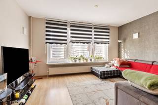 <p><span>Ontdek dit duplexappartement in een kleinschalig gebouw zonder vaste kosten, ideaal voor wie houdt van rust, ruimte en comfort! Het appartement strekt zich uit over de eerste en tweede verdieping en biedt alles wat je nodig hebt voor aangenaam wonen.</span></p><p><span> </span></p><p><span>Eerste verdieping</span><span>:</span></p><p><span>Ruime, lichtrijke living aan de staatzijde, perfect voor gezellige avonden</span></p><p><span>Aparte keuken, handig ingericht met veel opbergruimte</span></p><p><span>Badkamer met ligbad en toilet (nieuw van 2020)</span></p><p><span>Overdekt terras waar jet het hele jaar door van de buitenlucht kan genieten.</span></p><p><span> </span></p><p><span>Tweede verdieping</span><span>:</span></p><p><span>Drie volwaardige slaapkamers, ideaal voor een gezin of thuiskantoor</span></p><p><span> </span></p><p><span>Bijzonderheden</span><span>:</span></p><p><span>EPC Energielabel C - 289 kwh/(m² jaar)</span></p><p><span>Geen renovatieplicht</span></p><p><span>CV is individueel op gas</span></p><p><span>Overal dubbele beglazing met PVC kader</span></p><p><span>Het dak werd in 2018 vernieuwd en geïsoleerd</span></p><p><span>In het gebouw is een gemeenschappelijke kelder</span></p><p><span>Er zijn geen maandelijkse vaste kosten</span></p><p><span>P-score: B</span></p><p><span>G-score: B</span></p>