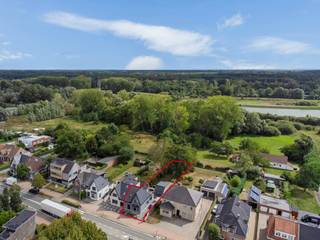 Instapklare half open bebouwing op een prachtig perceel van 658 m², bestaande uit: inkomhal met apart toilet en handenwasser, charmante woonkamer op parket; volledig ingerichte leefkeuken met werkblad in natuursteen en voorzien van alle toestellen; handige en zeer ruime bijkeuken met aansluiting voor wasmachine en zonnige veranda. Op de verdieping zijn er 2 volwaardige slaapkamers, een ruime overloop met plaats voor bureau en een badkamer voorzien van douche, ligbad en lavabomeubel. De garage werd ingericht als atelier en biedt diverse mogelijkheden. Tevens beschikt de woning nog over een droge kelder, grote oprit en een mooie tuin met ideale zuid - oost oriëntatie en zicht op natuurgebied. Deze woning werd in 2015 zeer grondig vernieuwd (dak, gevels, ramen, verwarming, keuken, badkamer,...). Centrale verwarming op aardgas, ramen in PVC schrijnwerk met dubbele beglazing en zonneboiler aanwezig. EPC: 341 kWh/m². Beschikbaarheid te bespreken.