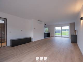 <span><strong>HALFVRIJSTAANDE NIEUWBOUWWONING MET 3 SLAAPKAMERS OP EEN PERCEEL VAN 4A58CA TE OUDSBERGEN (WIJSHAGEN) <br /><br />TROEVEN<br /></strong>- Bouwjaar 2025. Verkoop onder registratierechten!<br />- Rustige ligging. <br />- Gelegen in de buurt van natuurgebied "Duinengordel". <br />- Diverse wandel-en fietsroutes.<br />- Vlotte verbinding naar omliggende gemeenten.<br />- Volledig instapklaar &amp; afgewerkt met kwalitatieve materialen. <br />- Energiezuinige woning! A-label! <br />- Elektriciteit is conform! <br />- Aanwezigheid van airco in de woonkamer/keuken. <br />- 3 slaapkamers met mogelijkheid tot 1 extra slaapkamer op zolder.<br />- Mooie tuin met terras aan de achterzijde met een weids uitzicht.<br />- Bruto vloeroppervlakte 160 m²<strong><br /><br /></strong><strong>GELIJKVLOERS 00<br /></strong></span>- Inkomhal ((2,06 x 2,02)+(0,90 x 1,50)=5,51<span>m²)</span>: houten trap naar de eerste verdieping, tegelvloer. <br />- Woonkamer (3,72 x 8,26=30,73<span>m²):</span> airco, veel lichtinval dankzij grote raampartijen, schuifraam naar het terras, doorgang naar de keuken, laminaat<br />- Keuken (3,00 x 2,73=8,19<span>m²)</span>: geïnstalleerde keukenwand met onderkasten, bovenkasten, kookvuur,koelkast, microgolfoven; spoel/ziteiland met vaatwasser, spoelbak,lades, kasten; deur naar koele berging en achterzijde van de woning, tegelvloer. <br />- Berging (1,73 x 2,60=4,50<span>m²)</span> aansluiting wasmachine en droogkast, tegelvloer. <br />- Gastentoilet (0,98 x 1,47=1,44<span>m²)</span>: spoelbakje koud water, hangtoilet, tegelvloer. <br /><br /><span><strong>VERDIEPING</strong> <strong>+01<br /></strong>- Overloop (1,06 x 3,11=3,30m²): houten trap naar het gelijkvloers en tweede verdieping, laminaat. <strong><br /></strong></span>- Badkamer (3,89 x 2,58=10,04<span>m²)</span>: ingericht badmeubel met dubbele lavabo en onderlades, spiegel met ledverlichting; betegelde inloopdouche, hangtoilet, tegelvloer. <br />- Slaapkamer 1 achtergevel ((2,55 x 3,92) +( 1,2 x 2,71 )= 13,25<span>m²))</span>: laminaat<br />- Slaapkamer 2 voorgevel (4,23 x 2,54=10,74<span>m²)</span>): laminaat.<br />- Slaapkamer 3 voorgevel (3,80 x 2,69=10,22<span>m²)</span>): laminaat. <br /><br /><span><strong>ZOLDERVERDIEPING</strong> <strong>+02 | BEREIKBAAR VIA VASTE HOUTEN TRAP<br /></strong></span>- Mogelijkheid tot nog een extra slaapkamer (6,47 x 6,34=41,02<span>m²)</span>: vloer + plafond nog af te werken, dakhelling geïsoleerd. <br /><br /><span><strong>EXTERIEUR<br /></strong></span>- Oprit met grindkiezel.<br />- Achterzijde afgesloten met toegangspoort. <br />- Ruim terras (6,75 x 4,85=32,74): voorzien van buitenkraantje, tegelvloer. <br />- Volledig omheinde tuin. <br /><br /><span><strong>7 ZONNEPANELEN SINDS 24/03/2026</strong><br />- In de verkoopprijs zit het volledige zonnepanelensysteem begrepen (zonnepanelen, omvormer, collectoren e.a. toebehoren).<br /><br /><strong>EXTRA</strong> | De binnendeuren worden geschilderd opgeleverd.<br /><br /></span><span>Bekijkt u deze advertentie via een aanverwante vastgoedsite, surf dan zeker naar onze website <strong>www.N78vastgoed.be</strong> voor een uitgebreide beschrijving en foto's. <strong>Meer info: +32 (0)89 86 18 88 of info@N78vastgoed.be.</strong></span>