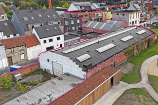 Dit multifunctionele gebouw biedt een handelsruimte van ca. 300 m², een magazijn van 700 m² en een buitenruimte van 300 m². Het pand is ideaal gelegen langs de Gaversesteenweg, een belangrijke invalsweg in Deinze, met uitstekende visibiliteit en talloze mogelijkheden. Dankzij de overdekte doorgang naar het magazijn zijn er bovendien diverse indelingsopties.<br /><br />Naast de handelsruimte/showroom en het magazijn beschikt het eigendom over 7 garageboxen, gelegen achteraan op de buitenruimte van 300m. Op de eerste verdieping bevinden zich 4 appartementen, bereikbaar via een aparte inkom. Twee daarvan zijn volledig afgewerkt, terwijl de andere twee zich nog in ruwbouw bevinden.<br />Dit eigendom biedt een waaier aan mogelijkheden voor zowel ondernemers als investeerders.<br /><br />Voor meer informatie of een vrijblijvend plaatsbezoek aan de werf kunt u contact opnemen met Henry Van Tornhout via 0474 13 37 93 of henry@kmovastgoed.be.<br /> 