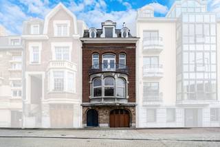 À Jambes, au bord de la Meuse, découvrez une splendide maison de maître au charme rare. Un bien unique à rénover, offrant des volumes généreux et...