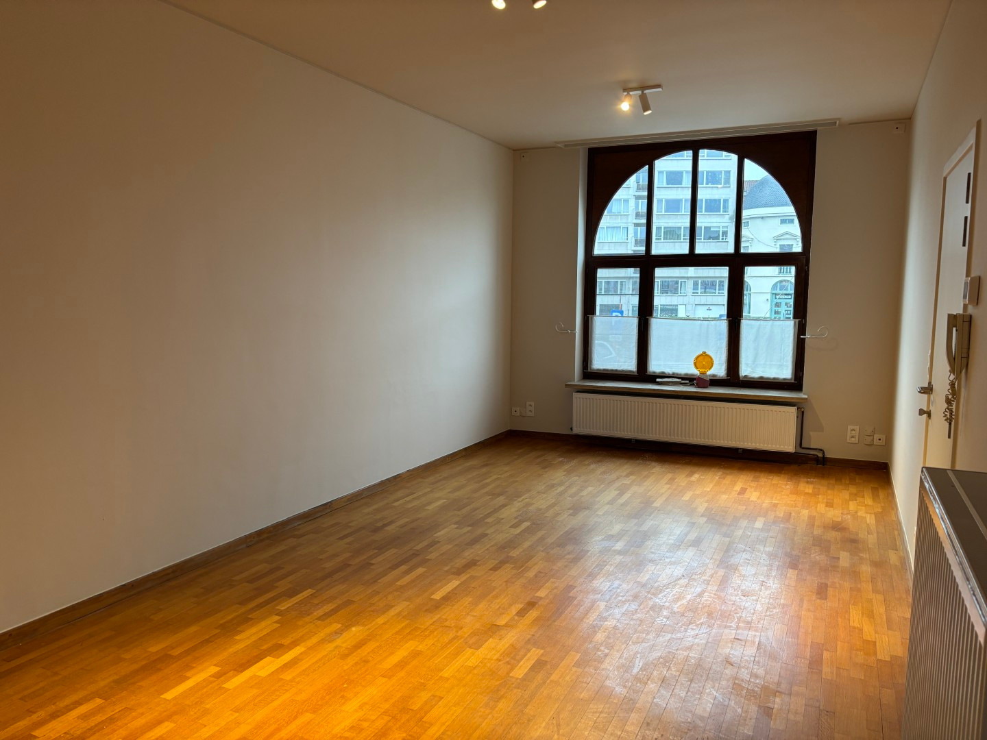 Gerenoveerd appartement met 2 slpk en koer aan de Coupure - foto 3