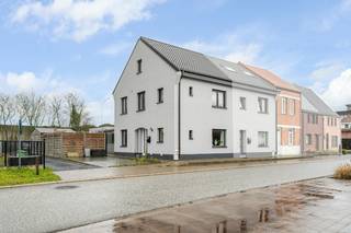 ZEER SPECIALE PRACHTIG GERENOVEERDE HALF OPEN BEBOUWING KNAPPE RENOVATIE hal, ruime super gezellige living, aanpalend een ingerichte prachtige design...