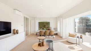 Op een bijzonder gegeerde ligging in Duinbergen, op wandelafstand van het strand bevindt zich deze prachtig gerenoveerde koppelvilla. Een woning waar ruimte, comfort en een hoogwaardige afwerking centraal staan.<br /><br />De indeling is doordacht en aangenaam: via de inkomhal bereikt u enerzijds de gezellige leefruimte en anderzijds de open, lichtrijke keuken met zicht op de tuin. Deze keuken werd afgewerkt met kwalitatieve materialen en is volledig uitgerust, ideaal voor wie houdt van koken en gezellig samenzijn.<br /><br />Met vijf volwaardige slaapkamers en vier badkamers biedt deze villa uitzonderlijk veel plaats, perfect voor grotere gezinnen of het ontvangen van gasten. De master bedroom beschikt over een stijlvolle ensuite badkamer, afgewerkt met alle hedendaags comfort.<br /><br />De woning is volledig onderkelderd, wat zorgt voor extra bergruimte en functionaliteit. In de garage, die zich in de kelder bevindt, is bovendien een extra douche voorzien – bijzonder praktisch na een dag aan zee. Op het perceel zelf is er plaats voor meerdere wagens.<br /><br />Ook op technisch vlak werd niets aan het toeval overgelaten: de villa beschikt over aluminium ramen, airconditioning, elektrische rolluiken, een alarmsysteem en een regenwaterput.<br /><br />Deze eigendom vormt de perfecte combinatie van een rustige ligging, nabijheid van zee en een instapklare, kwalitatieve afwerking. Een zeldzame kans voor wie op zoek is naar een ruime en elegante woning in het hart van Duinbergen.